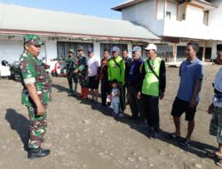 Jaga keindahan area Publik, Koramil 1420-02/Tellu Limpoe bersih bersih di Pasar Amparita