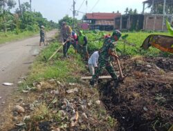Sinergitas Babinsa Koramil 07/Baranti, Bhabinkamtibmas, gelar Karya Bakti Pembersihan  Jalan Tani