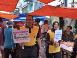 Dengan Papan Bicara dan Senyum Ramah, Kapolres Pelabuhan Makassar Edukasi Warga untuk Pilkada Serentak