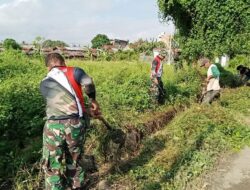 Wujudkan lingkungan bersih dan sehat, Babinsa Koramil 03/Maritengngae bersama warga adakan bersih bersih