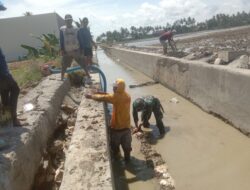 Babinsa Danramil 1420-05/Dua Pitue Bersama Kelompok Tani Perbaiki Saluran Irigasi di Desa Salobukkang
