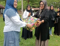 Darma Wanita PSDA Sidrap Gelar Acara di Puncak Bila, Rangkaikan Penyerahan Cendera Mata untuk Ibu Purnabakti