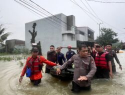 Gerak Cepat Pammat Subdit Gasum Polda Sulsel Evakuasi Korban Banjir di Makassar