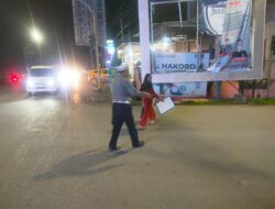 Sigap dan Peduli, Petugas Pos Terpadu OPS Lilin Atur Lalu Lintas dan Bantu Penyebrangan Warga