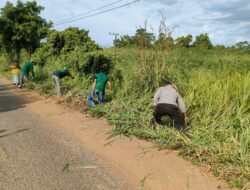 Kolaborasi Polri dan Masyarakat: Jumat Bersih, Bahu Jalan Pitu Riase Jadi Lebih Rapi
