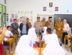 Kapolda Sulsel Bersama Pj Gubernur Pantau Pemberian Makan Siang Gratis Bergizi di SMAN 9 Jeneponto