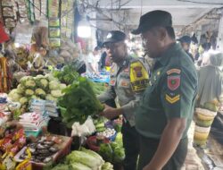 Hujan Deras Tak Halangi Babinsa Cek Harga Sembako di Pasar Pangkajene