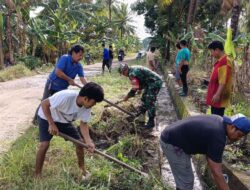 Babinsa Koramil 1420-07Baranti Bersama Warga Bersihkan Saluran Air