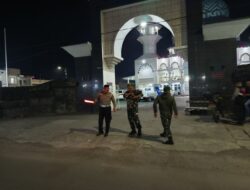 Anggota Koramil dan Polres Sidrap Jamin Keamanan Sholat Tarawih di Masjid Raya Pangkajene