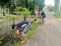 Koramil 1420-02/Tellu Limpoe Gelar Karya Bhakti Bersama Warga, Fokus Bersihkan Saluran Air