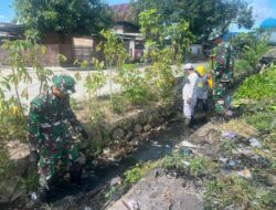 Serma Afsalul Rahman  (Babinsa Koramil 1420-05/Dua Pitue) bersama Petani gelar karya Bhakti.