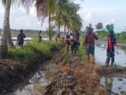 Maksimalkan fungsi Irigasi, Koramil 1420-02/Tellu Limpoe gelar karya bakti bersama para kelompok tani
