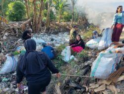 Personel Koramil 1420-03/Maritengngae Bersama Warga Bersihkan Saluran Air