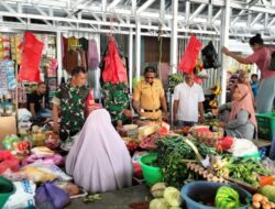 Babinsa Ramil 1420-04/Watang Pulu Pantau Harga Bahan Pokok di Pasar Lawawoi, Sidrap