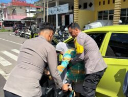 Humanis! Polisi Bopong Hj. Dira yang Hendak Melapor, Tuai Apresiasi Masyarakat