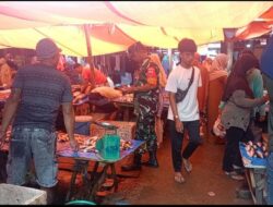Kunjungi Pasar, Babinsa Koramil 1420-03/Maritengngae Cek Ketersediaan dan Harga Sembako