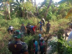 BABINSA DAN ANGGOTA KELOMPOK TANI SERBU SALURAN IRIGASI, PASTIKAN ALIRAN AIR KE SAWAH MENJADI LANCAR