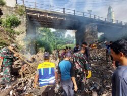 Babinsa Ajak Warga Bersihkan Bantaran Sungai, Cegah Banjir Pada Saat Musim Hujan
