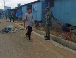 Wujudkan Lingkungan Bersih, Personel Koramil 1420-01/Panca Lautang Ajar Warga Bersihkan Pasar