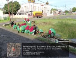 TNI dan Pelajar Bersatu! Koramil 1420-02/Tellu Limpoe dan Siswa MTs DDI Amparita Kompak Bersihkan Saluran Air