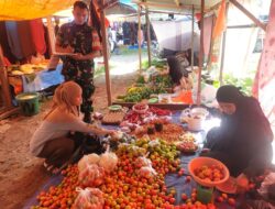 Babinsa Koramil 07/Baranti Cek Harga Sembako di Pasar Guna Jaga Kestabilan Harga