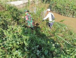 Gotong Royong Babinsa Ramil 1420-06/Panca Rijang Bersama Warga Bersihkan Saluran Irigasi