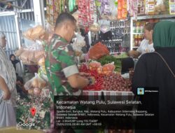 Babinsa Sidrap Aktif Pantau Harga Sembako di Pasar Lawawoi, Pastikan Stok Aman dan Harga Stabil