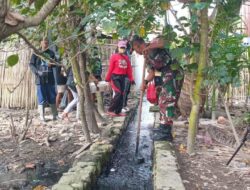 Tetap Loreng walau tanggal Merah, Serma Muh. Aris Turun Langsung Bersihkan Lingkungan Bersama Warga Kanyuara