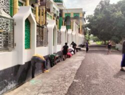 Babinsa Ulu Ale dan Santri Unwarul Qur’an Kompak Bersihkan Saluran Air Masjid