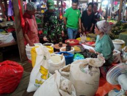 Babinsa Tanru Tedong Tinjau Pasar Sentral: Pastikan Harga dan Stok Bahan Pokok Aman untuk Warga