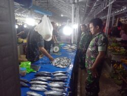 Jelang Idul Adha, Babinsa Sertu Aris Suwandi Turun ke Pasar Lawawoi: Pastikan Harga Stabil, Warga Tenang Sambut Lebaran