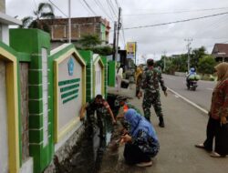 Anggota Koramil 1420-07/Baranti bersama Staf dan Warga sekitar, bersihkan sekitaran Kantor Urusan Agama