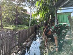 Cegah Banjir dan DBD, Anggota jajaran Kodim 1420/Sidrap Bersihkan Saluran Air