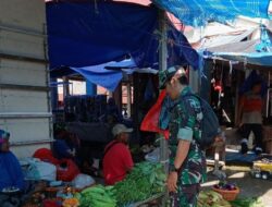 Dua Hari Jelang Idul Adha, Babinsa Lancirang Pantau Harga dan Ketersediaan Bahan Pokok di Pasar Tradisional Pitu Riawa