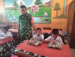 Babinsa Koramil 1420-04/Watang Pulu Dampingi Pendistribusian Makan Bergizi Gratis