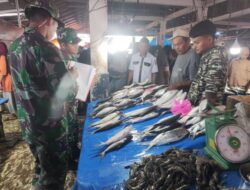 Pastikan Harga Stabil dan Stok Barang Tersedia, Babinsa Pantau Pasar Bilokka Pasca Lebaran