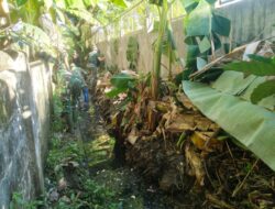 Babinsa Bersama Warga Gotong Royong Bersihkan Saluran Ai