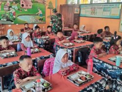 Babinsa Jajaran Koramil 1420-04/Watang Pulu Kawal Pendistribusian Makan Bergizi Gatis