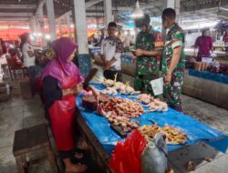 Babinsa Pantau Harga Bahan Pokok di Pasar Sentral Bilokka
