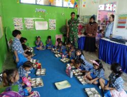 Babinsa Ramil 1420-04/Watang Pulu dan Babinsa Ramil 1420-02/Tellu Limope Aktif Dampingi Pembagian Makanan Bergizi