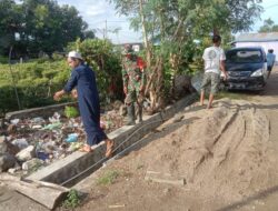 Babinsa Koramil 1420-01/Panca Lautang Bersama Warga Bersihkan Saluran Air