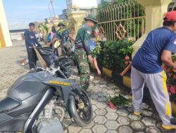Anggota Koramil 1420-05/Dua Pitue Bersama Forkopincam dan Warga Sekitar Bersihkan Fasiltas Umum