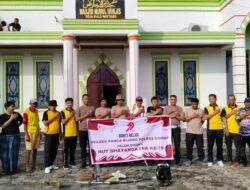 Dekatkan Diri ke Masyarakat, Polsek Panca Rijang Bersihkan Masjid Sambut Hari Bhayangkara