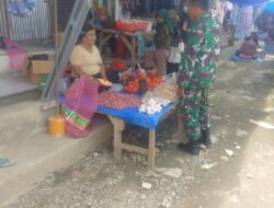 Cek Harga Sembako Di Pasar Tradisional, Babinsa Pastikan Harga Sesuai Ketentuan Pemerintah