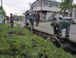 Babinsa Koramil 1420-03/Maritengngae Kerja Bakti Bersihkan Saluran Air Tersumbat
