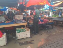 Babinsa Allakuang Aktif Pantau Harga dan Stok Sembako di Pasar Tradisional