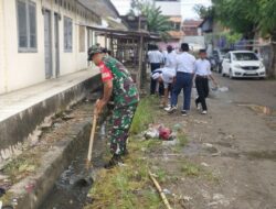 Jaga Pasar Tetap Bersih, Babinsa Koramil 1420-05/Dua Pitue Bersama Siswa Sekolah Gelar Kerja Bakti