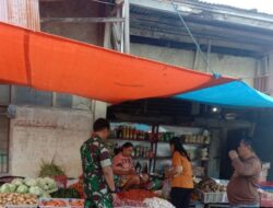 Babinsa Tellu Limpoe Sisir Pasar Amparita, Pastikan Harga Sembako Stabil dan Aman untuk Warga