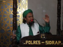 #Polres Sidrap Gelar Pembinaan Rohani dan Mental, Kapolres: Iman adalah Bekal Utama  #Personel Polres Sidrap Ikuti Pembinaan Rohani, Perkuat Mental dan Spiritual  #Binrohtal Polres Sidrap: Wujudkan Polisi yang Humanis dan Bermoral  SIDRAP — Dalam upaya membentuk karakter personel Polri yang berintegritas dan berakhlak mulia, Polres Sidrap kembali menggelar kegiatan Pembinaan Rohani dan Mental (Binrohtal) rutin bagi seluruh personel yang beragama Islam, Selasa (17/06/25), bertempat di Masjid Al-Ikhlas Mapolres Sidrap.  Kegiatan tersebut dipimpin langsung oleh Kapolres Sidrap AKBP Fantry Taherong, dan diikuti oleh Pejabat Utama (PJU), para Perwira, Bintara, serta ASN Polres Sidrap.  Binrohtal kali ini menghadirkan penceramah Ustadz Abd. Rahman yang menyampaikan tausiyah bertema keikhlasan dalam menjalankan tugas dan pentingnya menjaga hubungan spiritual dengan Allah SWT di tengah rutinitas sebagai aparat penegak hukum.  Kapolres Sidrap dalam keterangannya menegaskan pentingnya kegiatan rohani ini sebagai media introspeksi diri sekaligus penguatan mental dalam menghadapi tantangan tugas di lapangan.  “Melalui kegiatan Binrohtal ini, kita tidak hanya menjaga profesionalitas, tetapi juga membentengi diri dengan keimanan dan akhlak. Polisi yang baik adalah polisi yang dekat dengan Tuhan,” ujar AKBP Fantry.  Kegiatan berlangsung khidmat dan ditutup dengan doa bersama untuk keselamatan dan kelancaran tugas seluruh personel Polres Sidrap.  Melalui kegiatan ini, diharapkan seluruh personel dapat menjalankan tugas dengan penuh tanggung jawab, serta menjadi sosok pelindung, pengayom, dan pelayan masyarakat yang humanis dan religius. (*)