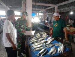 Pantau Harga Sembako, Babinsa Koramil Panca Lautang Turun Langsung ke Pasar Sentral Bilokka